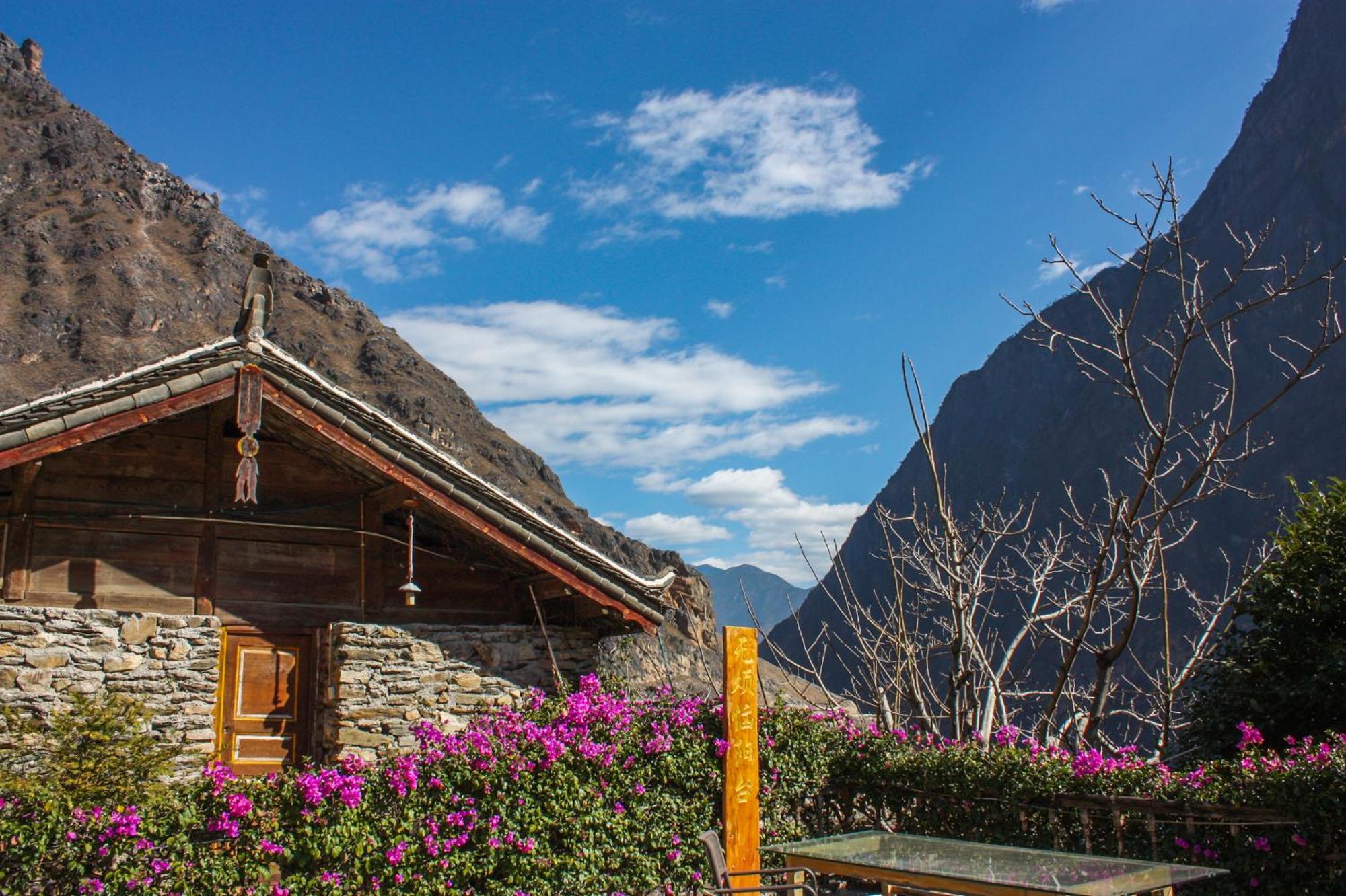 Tiger Leaping Gorge Sean'S Spring Guesthouse Шангри-Ла Экстерьер фото